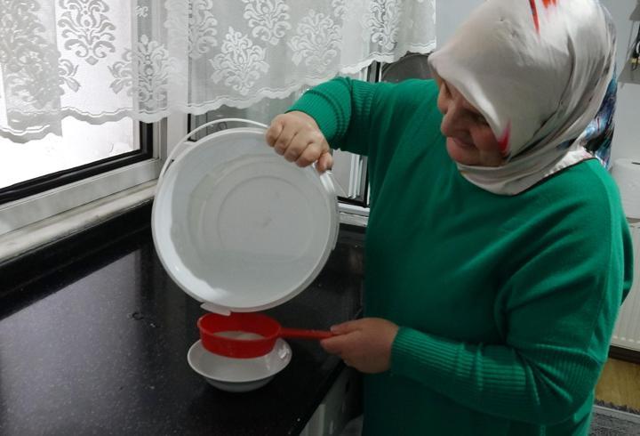 30 yıldır nisan yağmurunu şifa niyetine içiyor