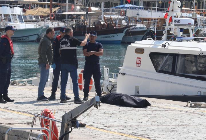 Antalya'da Denizde Erkek Cesedi Bulundu