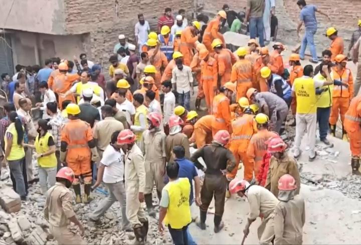 Hindistan'da 4 katlı bina çöktü: 11 ölü