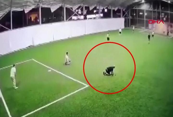 Halı sahada kalp krizi anı güvenlik kamerasında