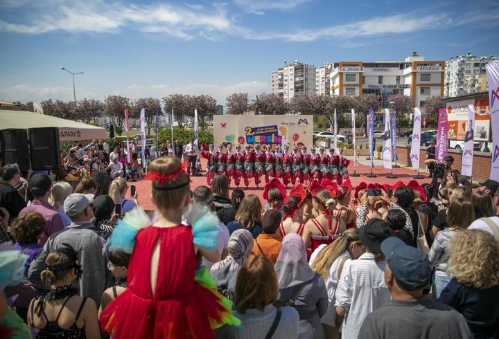 Mersin’de dünya çocukları el ele verdi