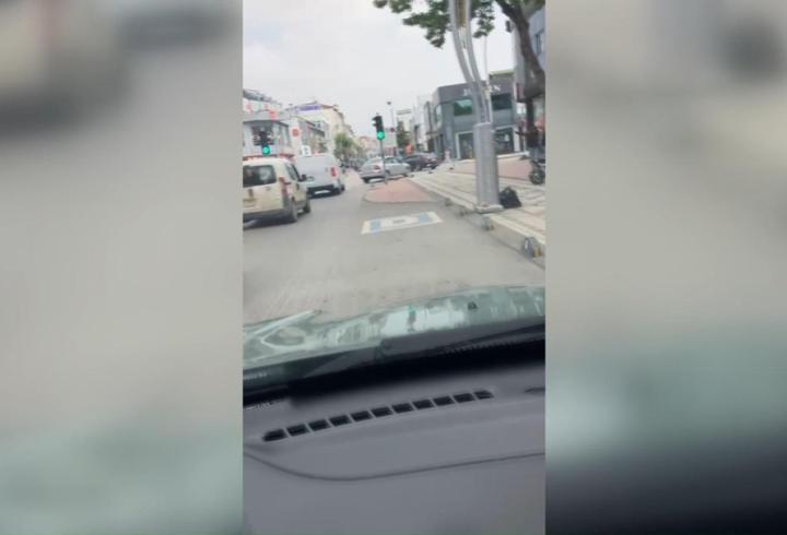 Otomobiliyle kaldırımdan geçip dönüş yaptı