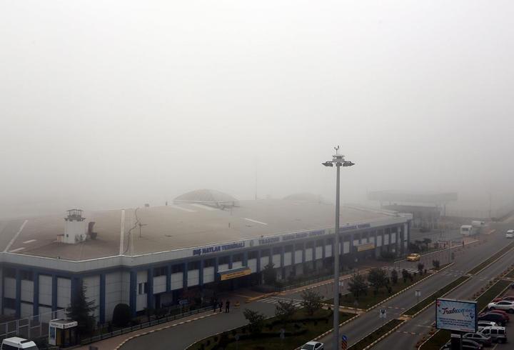 Trabzon'da hava ulaşımına "sis" engel oldu
