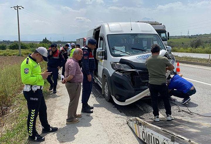 Manisa'da servis minibüsleri çarpıştı: 9 yaralı
