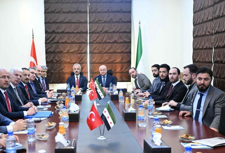 Bakan Uraloğlu, Suriye Ulaştırma Bakanı Bedir ile bir araya geldi