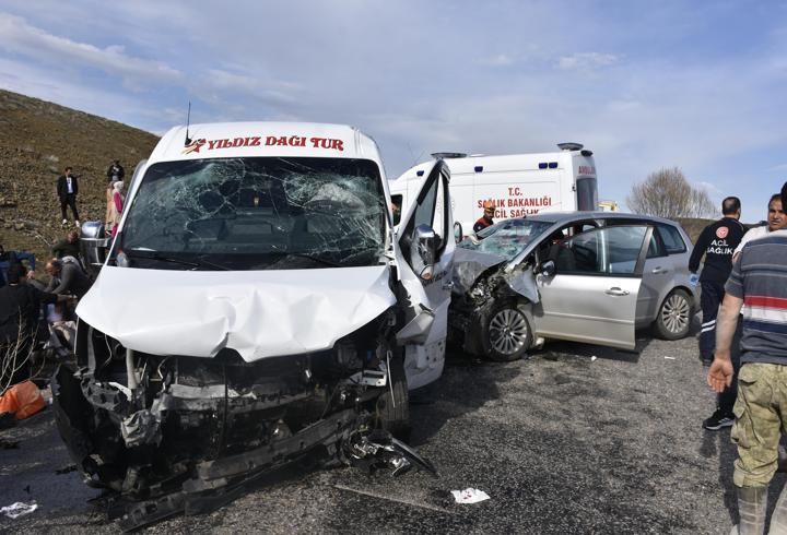 Sivas'ta minibüs ile otomobil çarpıştı; 18 yaralı