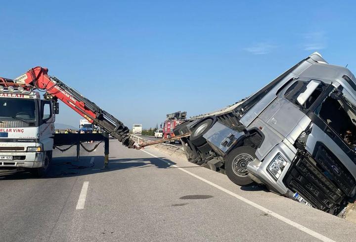 Beyaz eşya yüklü TIR devrildi: 2 yaralı