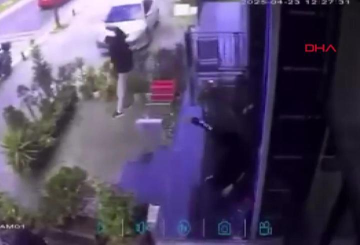 İstanbul Eyüp'te deprem anı kamerada | Video Haber