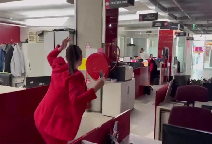CNN TÜRK haber merkezinde deprem anı kamerada