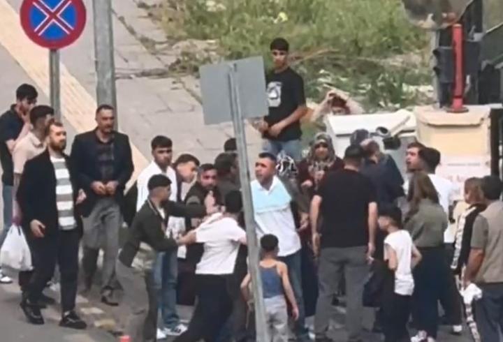 2 ailenin tekmeli yumruklu kavgası kamerada