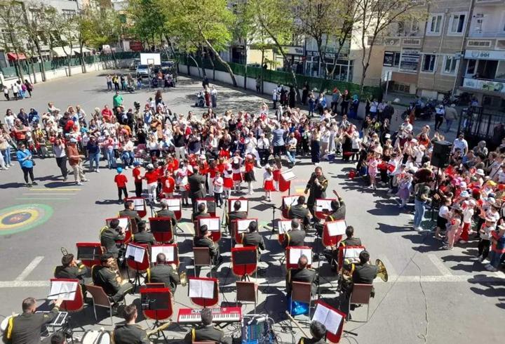  Askeri bando çocuklar için konser verdi