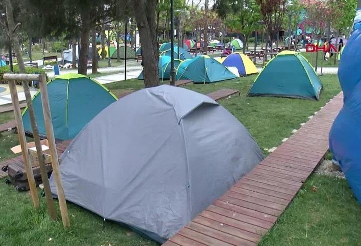 Kimi çadırda, kimi aracında... İstanbullular deprem sonrası geceyi dışarıda geçirdi