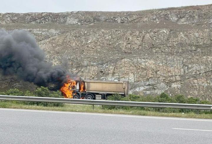 Gaziantep’te, seyir halindeki kamyon yandı
