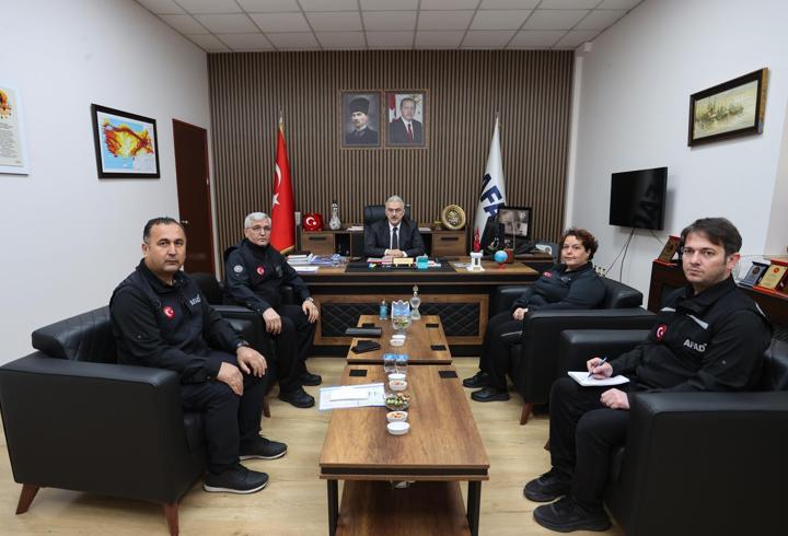 Bursa Valisi Ayyıldız AFAD'da incelemelerde bulundu