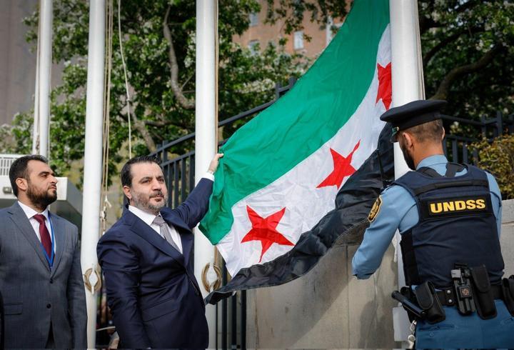 ABD'deki BM merkezinde, yeni Suriye bayrağı göndere çekildi