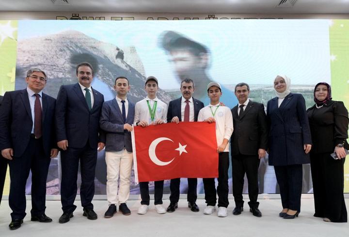 Bakan Tekin, Türkmenistan'da Matematik Olimpiyatı Ödül Töreninde