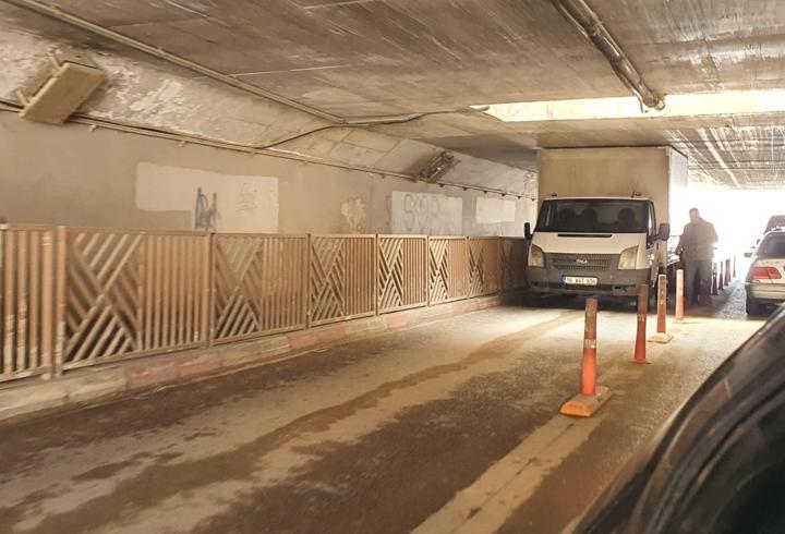 Bursa'da kamyonet alt geçide sıkıştı