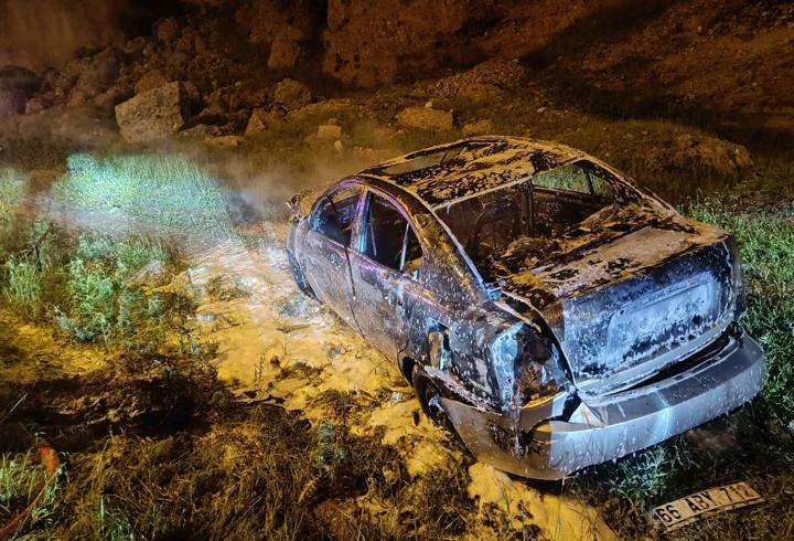 Seyir halindeki otomobil yanarak küle döndü