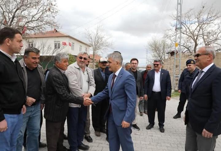 Niğde Valisi Cahit Çelik Obruk Köyünde çocuklara kitap hediye etti 