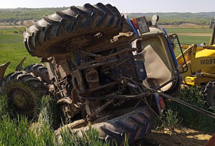 Devrilen traktörün altında kalan sürücü hayatını kaybetti 