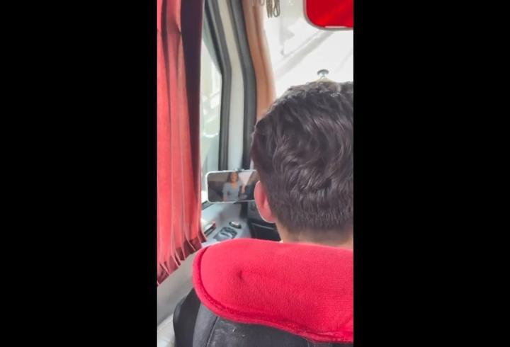 Minibüs kullanırken film izleyen şoföre idari para cezası
