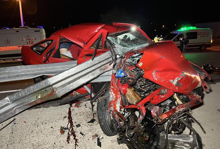 Kocaeli’de otomobil bariyere çarptı; 2 ölü
