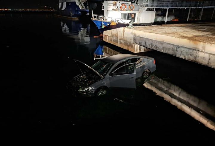 Çanakkale'de yaşandı: Otomobil denize düştü