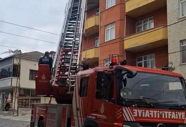 İstanbul- Sancaktepe'de 5 katlı metruk binanın balkonu çöktü