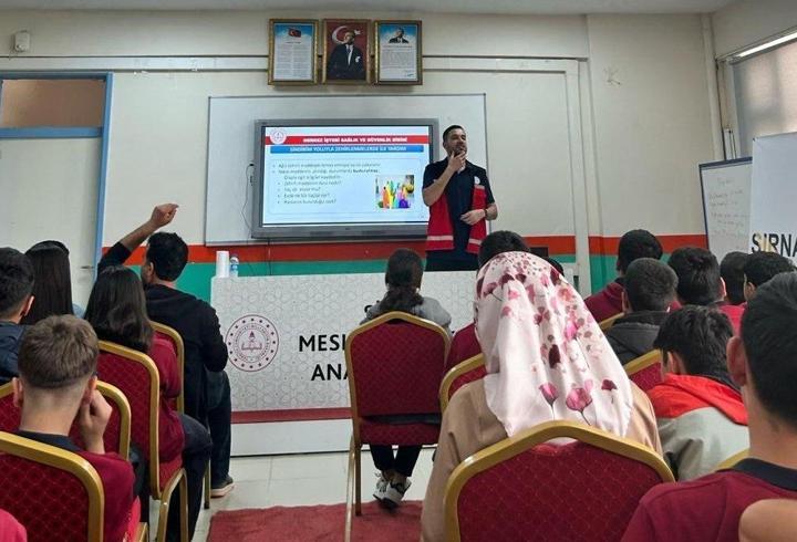 Silopi'de öğretmen ve öğrencilere yönelik ilk yardım eğitimi