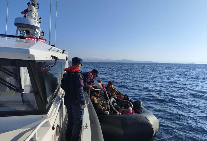 İzmir’de iki ayrı ilçede toplam 99 kaçak göçmen yakalandı
