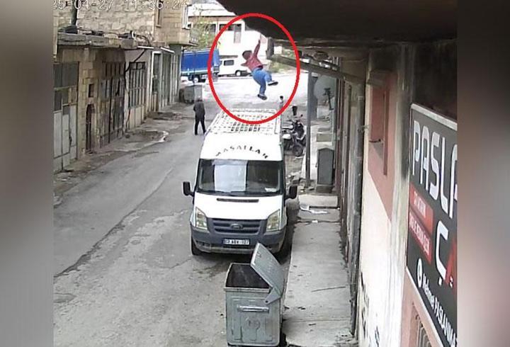 2 yaşındaki çocuk pencereden çöp konteynerine düştü