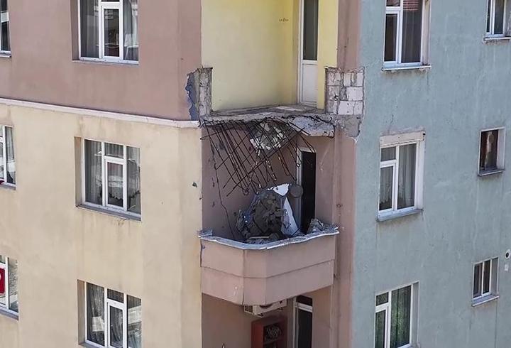 6,2’lik depremde hasar gören binanın 5. katındaki balkon çöktü