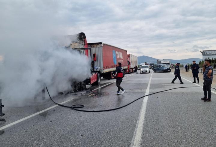 Kütahya'da seyir halindeki tırda çıkan yangın söndürüldü