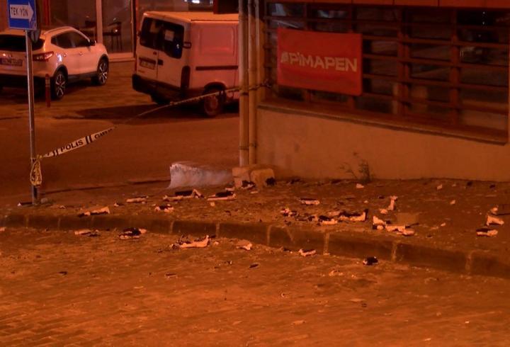 İstanbul - Küçükçekmece’de şiddetli rüzgar nedeniyle bir binanın dış cephesi koptu