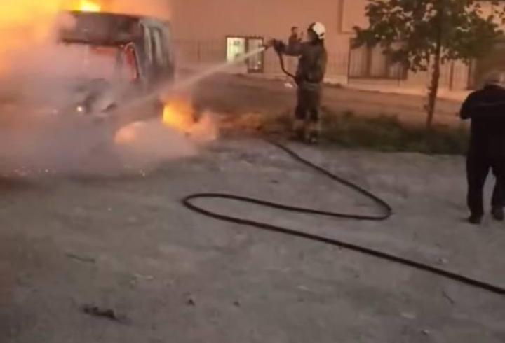 İstanbul - Küçükçekmece’de park halindeki hafif ticari araç yandı