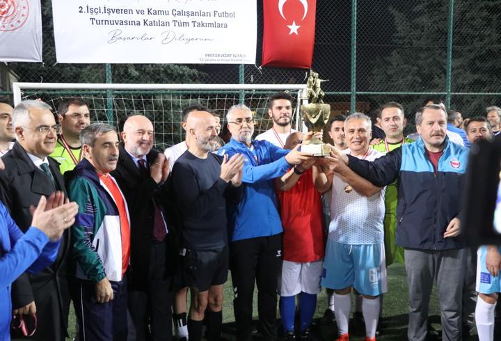 Bakan Işikhan'dan 1 Mayıs Futbol Turnuvası Finalinde Başlama Vuruşu