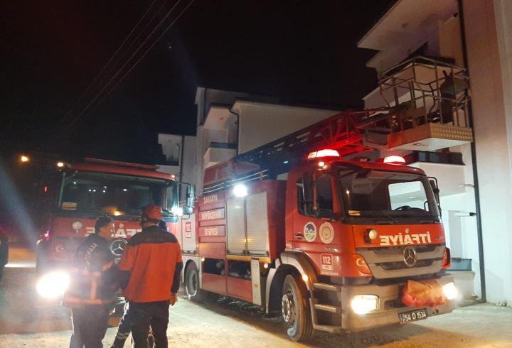 Akyazı'da 3 katlı binada çıkan yangın söndürüldü