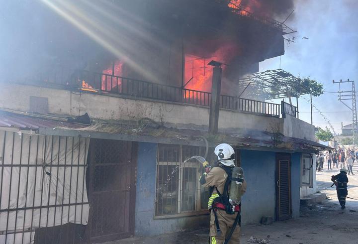 Hatay'da 3 katlı bina yandı; 4 kişi dumandan etkilendi