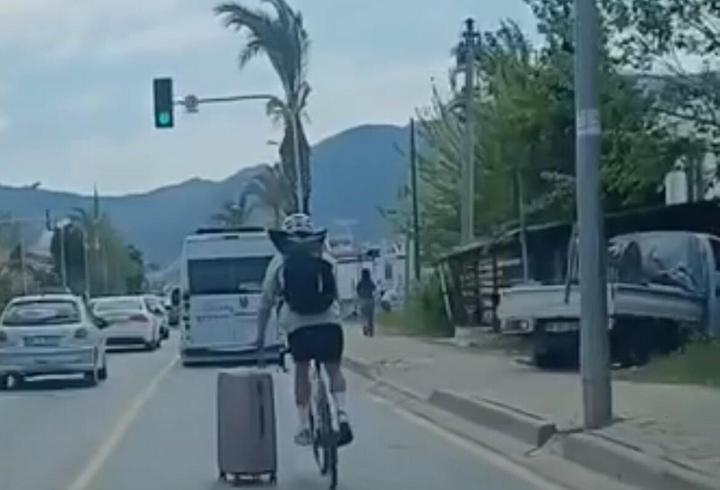 Muğla'da trafikte bavul taşıyan bisikletli kamerada