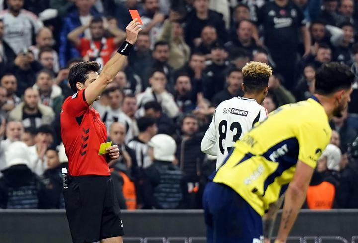 Beşiktaş, Fenerbahçe derbilerinde kırmızı kart görüyor