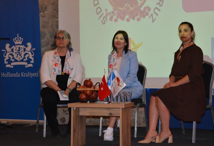 İzmir'de kadınlar şiddete karşı ortak çözümde buluştu