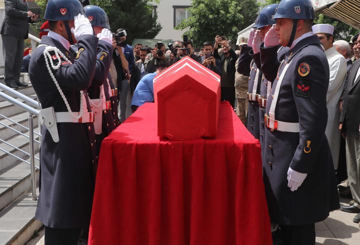 Şehit astsubay son yolculuğa uğurlandı