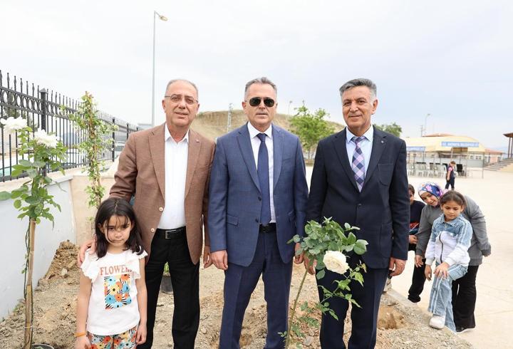 Depremde hayatını kaybeden öğretmeni öğrencileri unutmadı