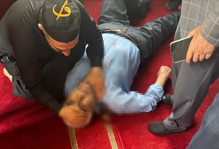 Camide namaz kılarken bıçaklandı 