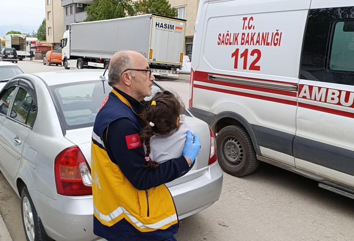 4 metreden moloz çuvallarının üzerine düşen Ayşe, yaralandı