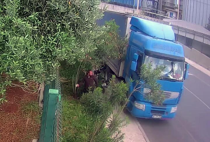 Camını kırdığı TIR’lardan cüzdan ve cep telefonu çaldı