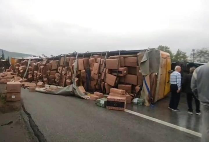 TEM Otoyolu'nda TIR'ın devrildiği kaza kamerada