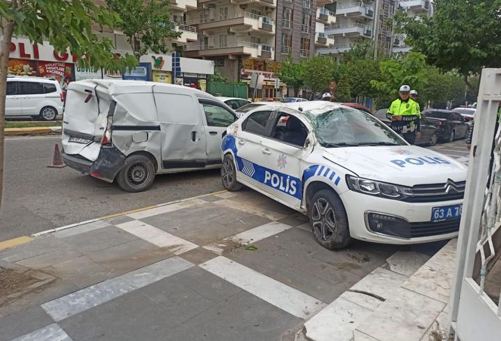 Şanlıurfa'da 3 aracın karıştığı kazada biri polis 2 kişi yaralandı