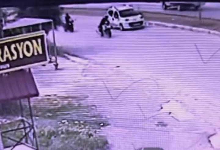 Trafikte Kavga: Kaskla Araca Vurup Sürücüyü Darbetti
