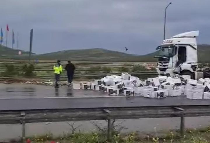 Gaziantep'te Çikolata Yüklü TIR'ın Dorsesi Devrildi